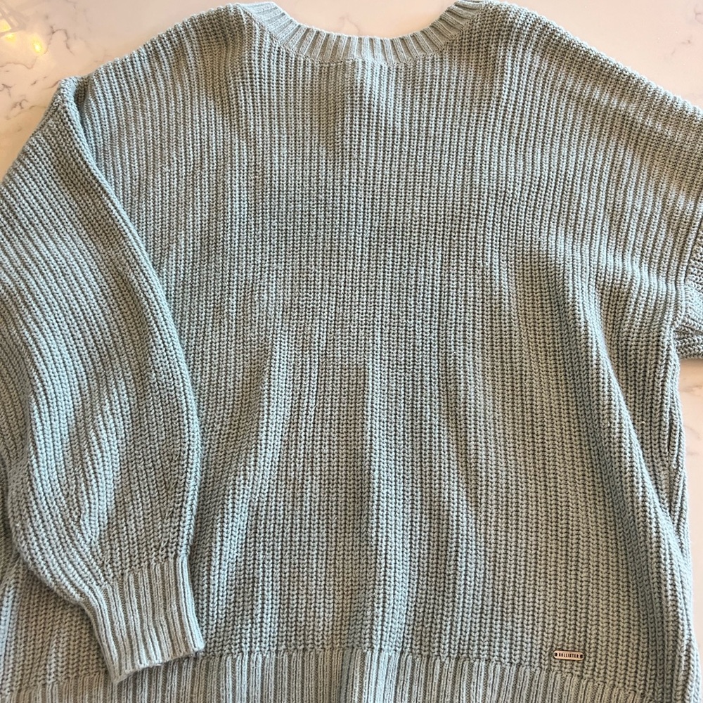 HOLLISTER SWEATER!! Perfect condition!! lightly worn!!